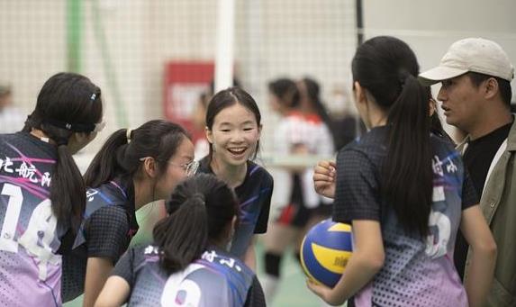 一项“超级”中小学生排球赛火爆的背后