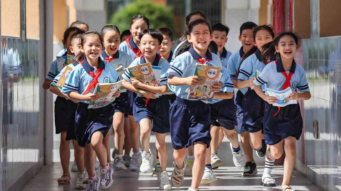我国基础教育在尖峰时刻“破浪前行”