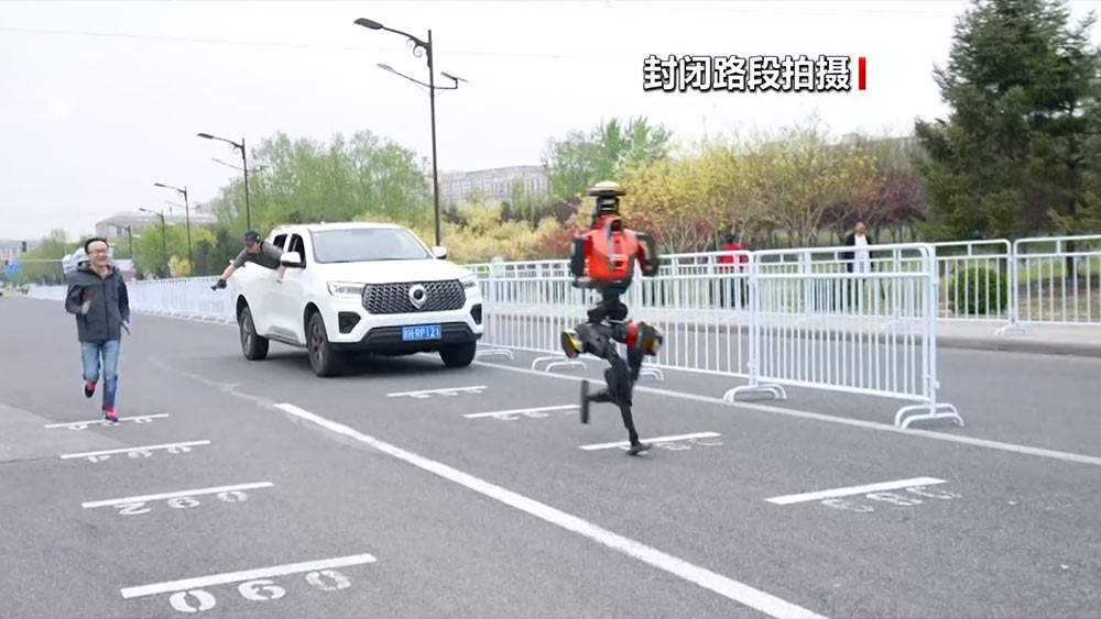 人形机器人半程马拉松｜记者探访：人形机器人能跑多快？