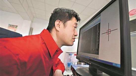 双眼视力仅有0.1，却成了油井“名医”