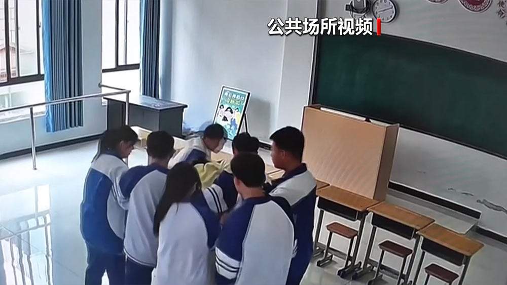 老师即将摔倒 九名学生相扶托住