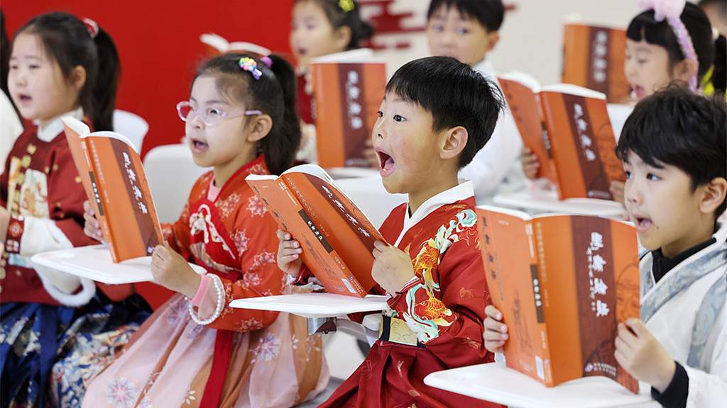 江苏连云港：萌娃诵读经典迎“世界读书日”