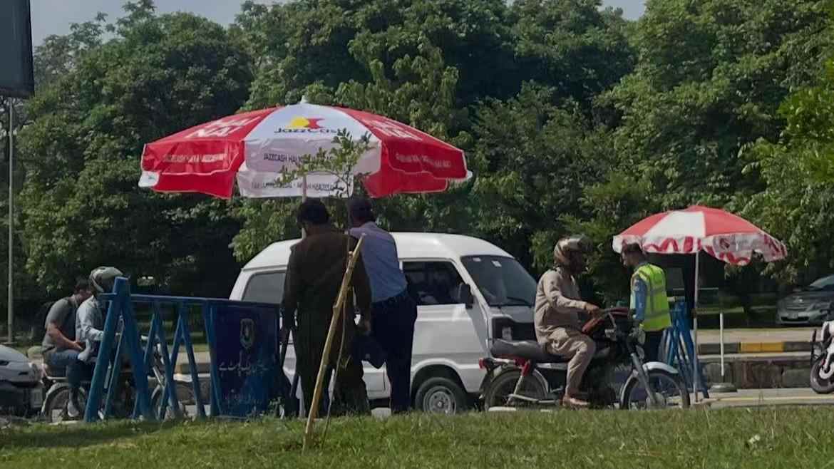巴基斯坦伊斯兰堡加强安保 执勤警员须佩戴防暴装备