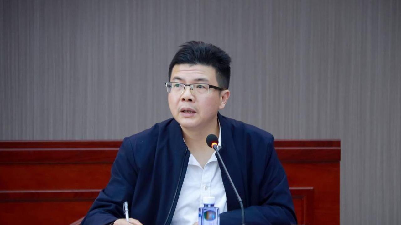八年，他带领大家让村子变了样