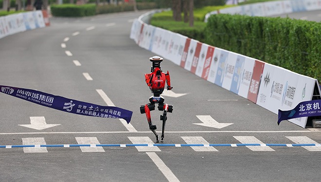 半马冠军机器人是怎样“炼”成的？跟着记者一起和机器人来场赛跑