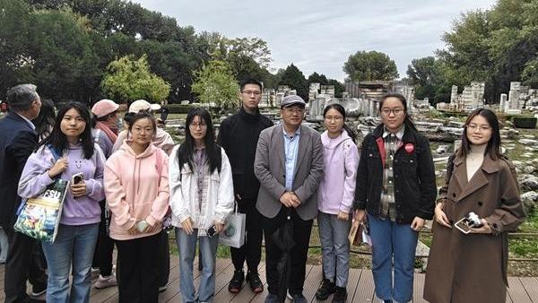 一门课如何连起“书与人”“中国与世界”
